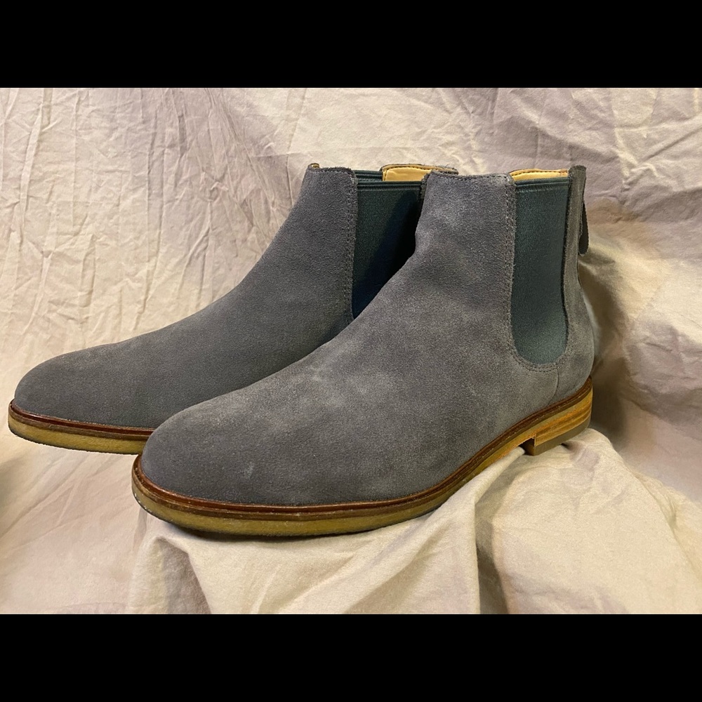 Clarkdale Gobi men’s Chelsea boots.